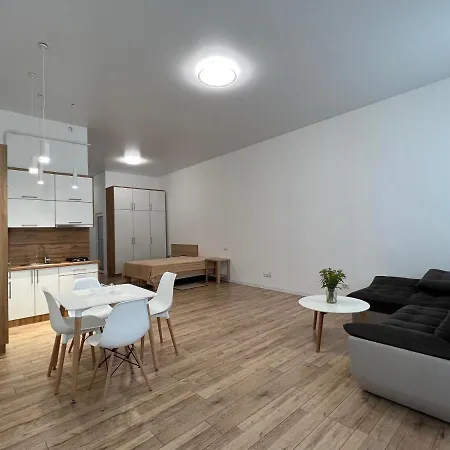 Square Apartment *